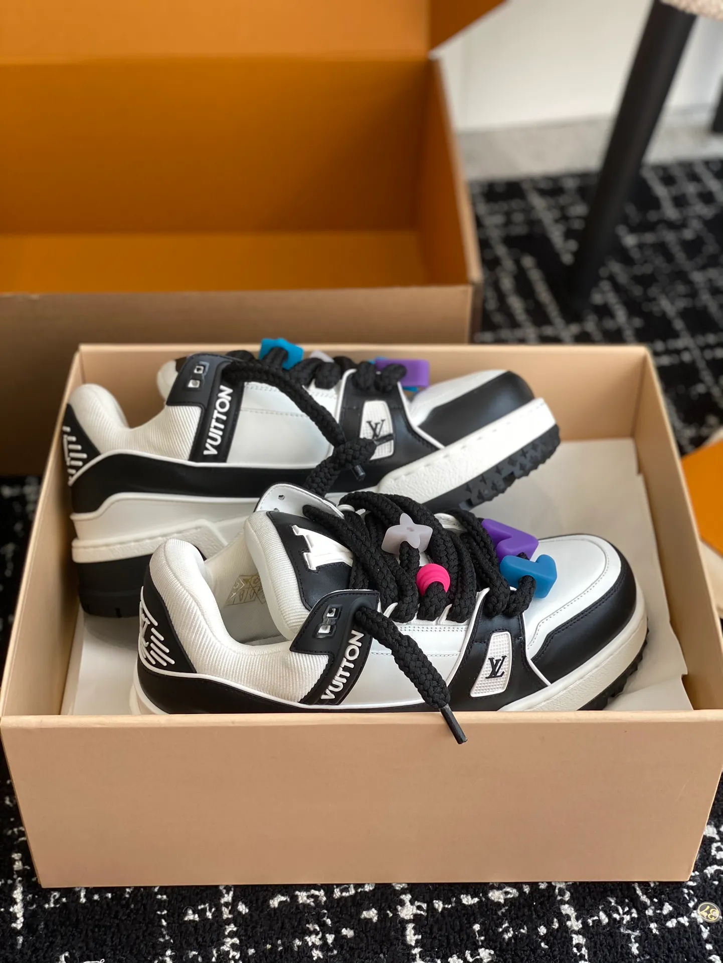 👟👟Ex-factory price 840👟👟 The latest upgraded version of lvtrainer Little Fatty 2023 is the same as the original version. Exclusive mold opening. Market ceiling level. Welcome to compare. At the Louis Vitton 2023 show, the new Trainer was unveiled. The new shoe style did not change much in the upper design, but the shoe shape became wider. Thicker and larger tongues replace the original visual effect. Since the launch of Lanvin bread shoes, this fat shoe style has become more and more popular!  Select imported calfskin/denim splicing/Yangjing material, exclusive molded outsole fasteners, decorative accessories can be removed at will!  Size: #35-45 (⚠️40 for women, 45 for men, customization is non-refundable)